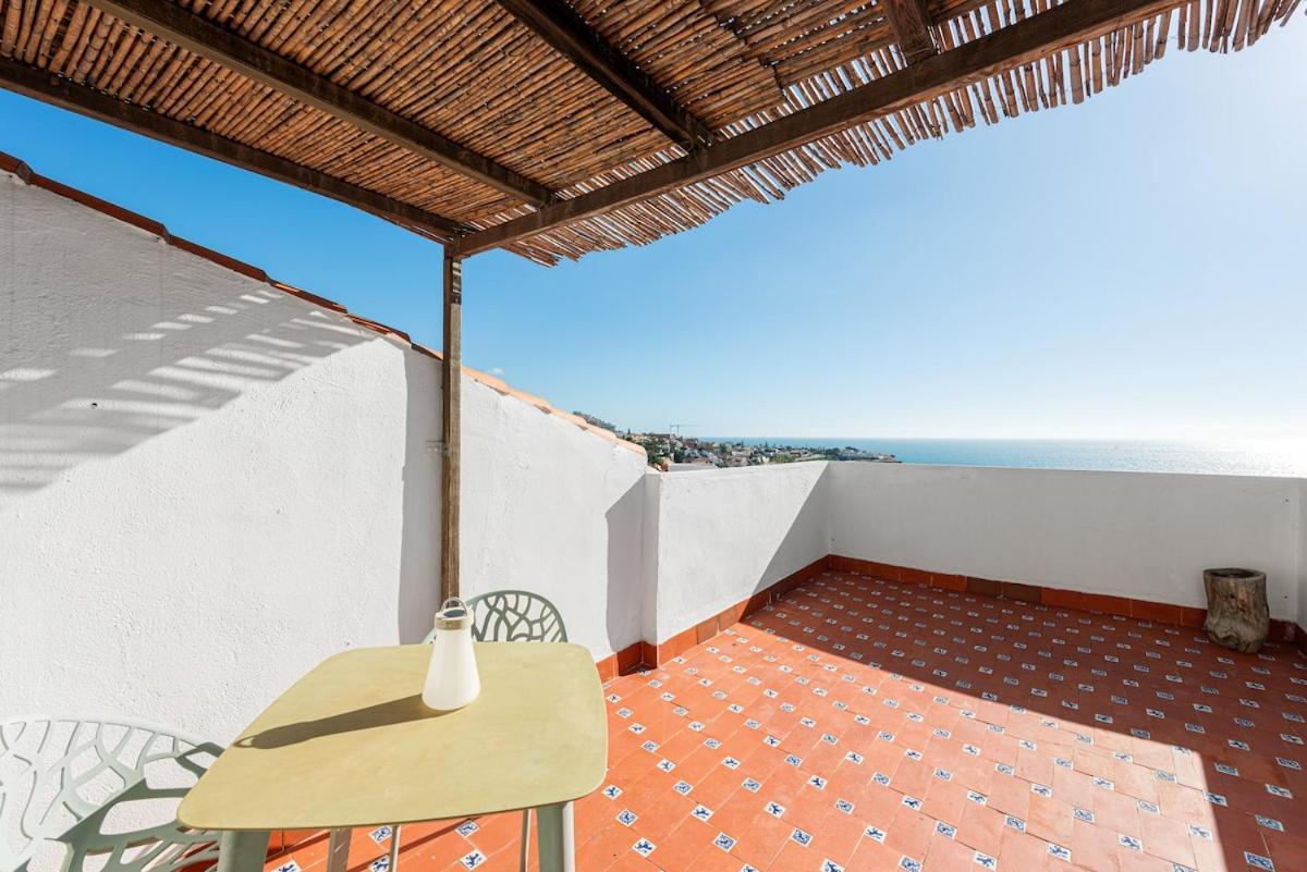 Terraza con vistas al mar del ático gestionado en La Cala del Moral
