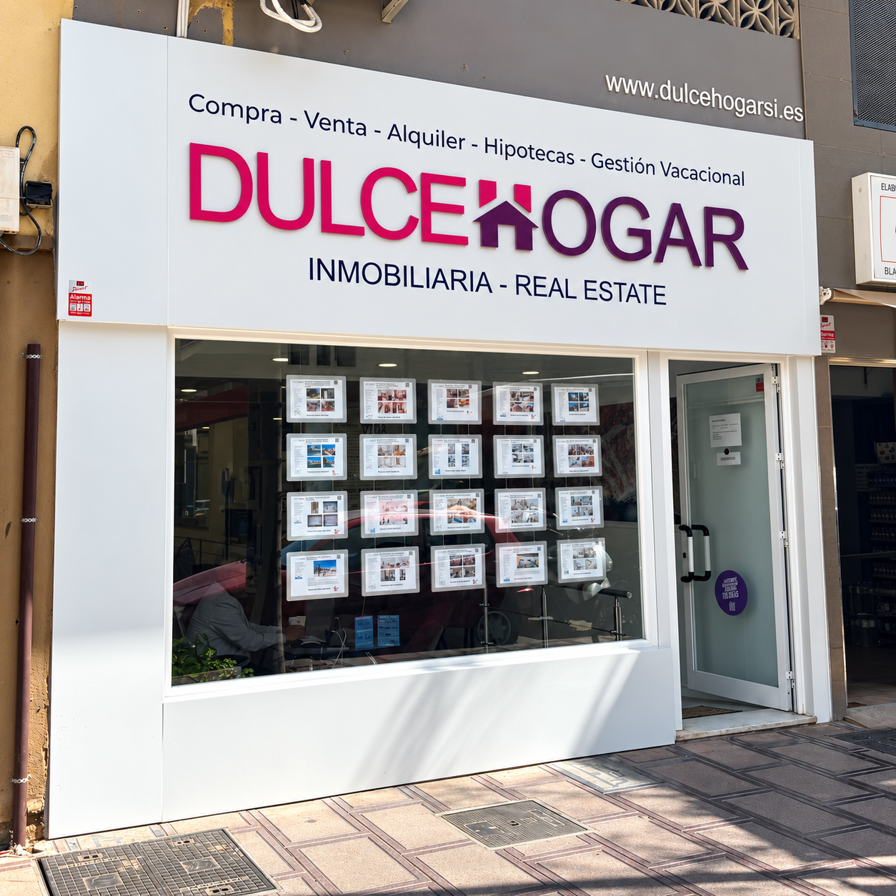 Fachada de la oficina de Dulce Hogar en La Cala del Moral